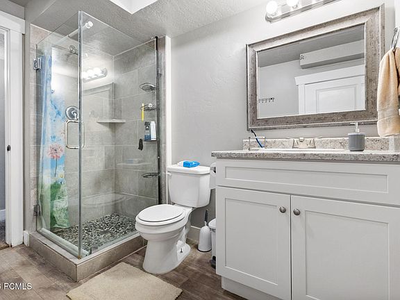 4th image of 3770 W El Glen Ave