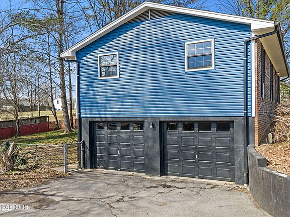3rd image of 7129 Hurst Ln