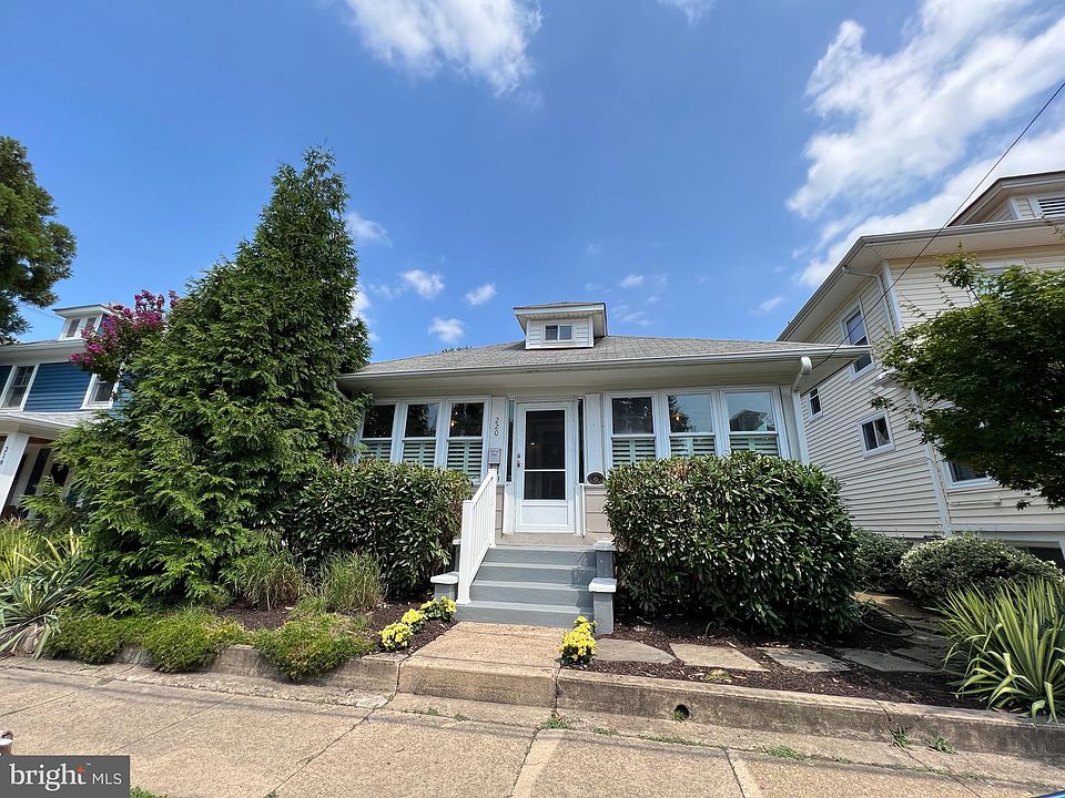 1st image of 220 E Del Ray Ave