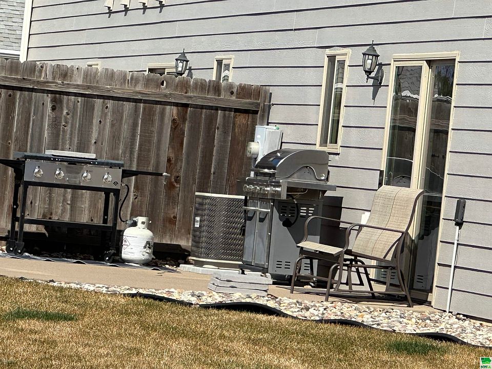2nd image of 2325 E Main St
