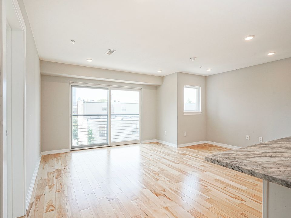 Living Room / Dining Room w/ South Facing Balcony