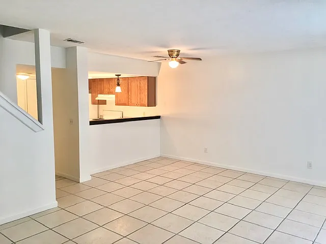 3 bed, 2.5 bath, 1600 sqft, $1,600 — Photo 3