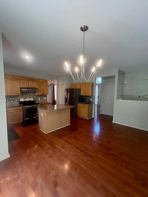 4 bed, 3.5 bath, 2571 sqft, $3,000 — Photo 3