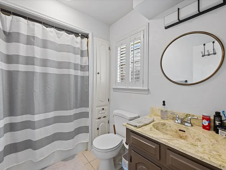 primary bath with garden tub