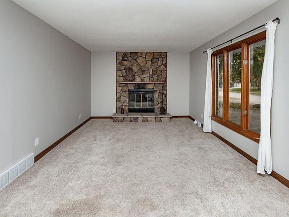4th image of 300 NW Applewood St