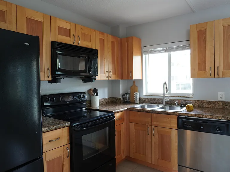 Bayshore Flats — Photo 31