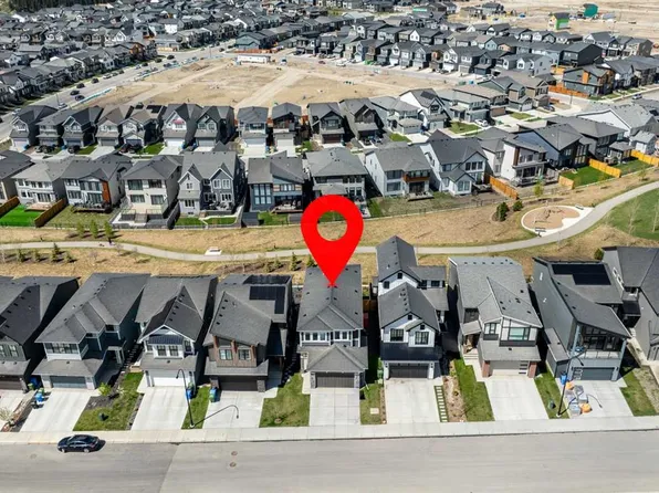 59 E Royston Rise NW, Calgary, AB T3L 0J2