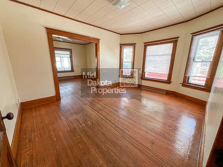 933 E 5th Ave — Photo 3