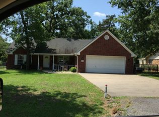 112 Golfview Dr, Hilltop Lakes, TX 77871