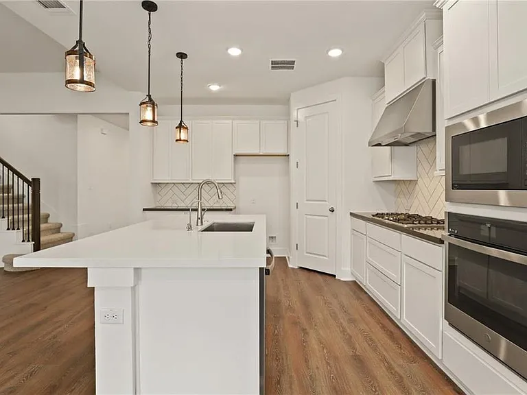 1821 Donetto Dr — Photo 6