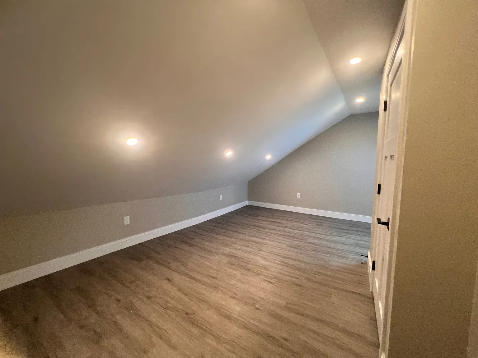 2 bed, 900 sqft, $3,100 — Photo 3