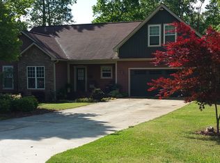 19 Queen Cir, Hartwell, GA 30643