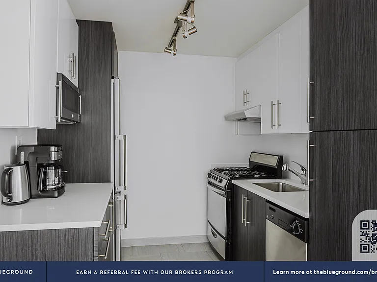 360 W 34th St #6G — Photo 8