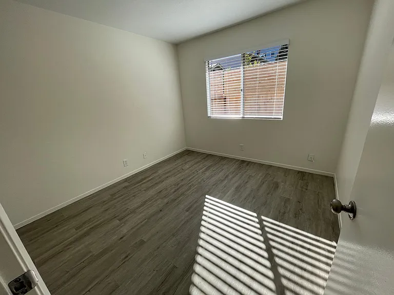 952 Pine Ave #B — Photo 14