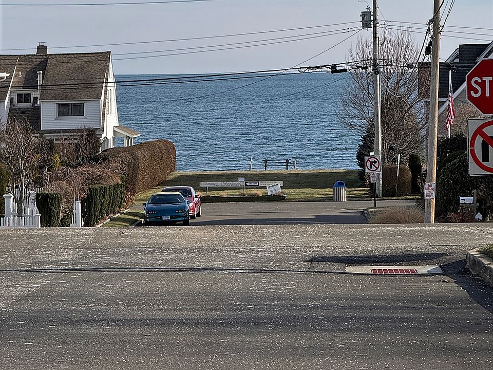 Public beach access right down Dixon Street