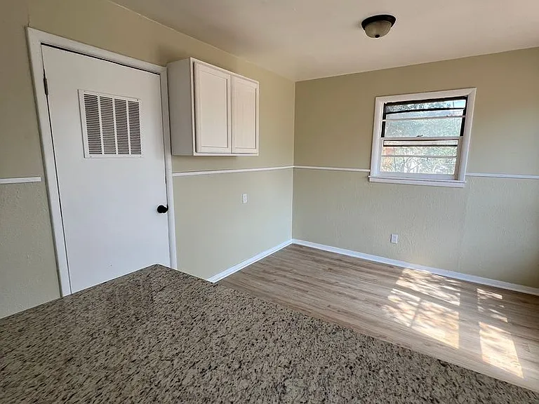 302 N Forest St — Photo 9