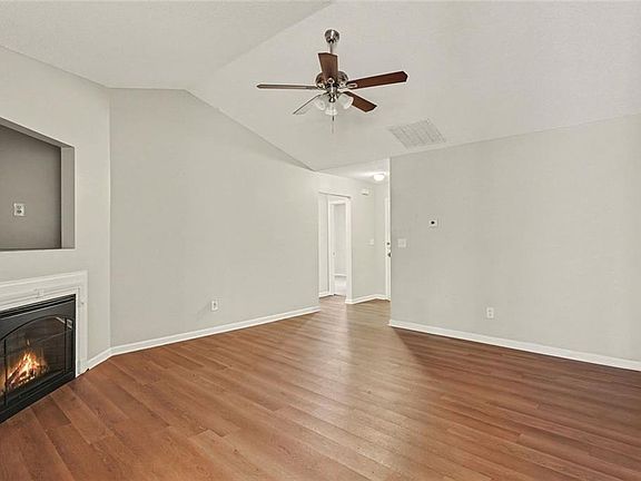 4th image of 85 Homestead Pl
