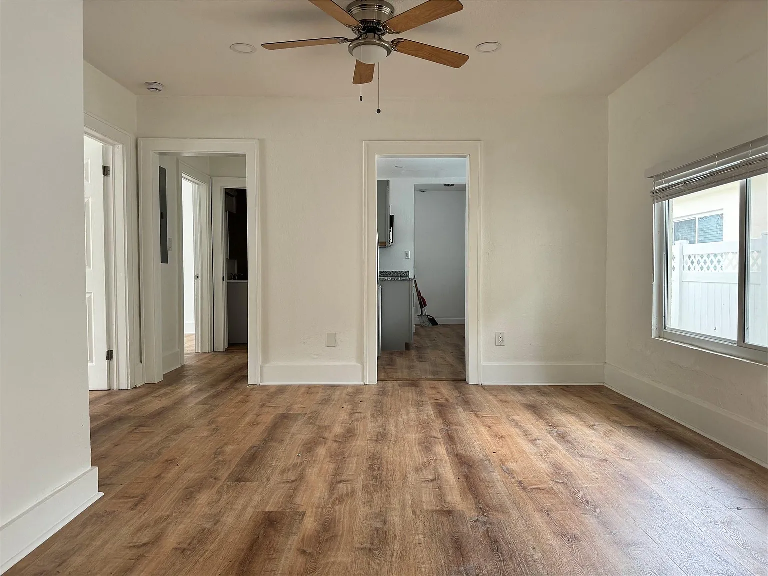 4 bed, 2.0 bath, 1404 sqft, $3,150 — Photo 3