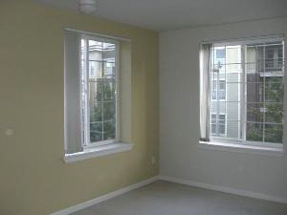 5th image of 11004 NE 11th St APT 305