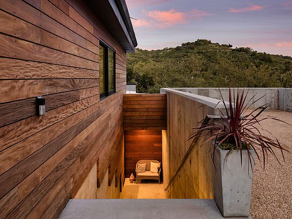 5th image of 2985 E Valley Rd