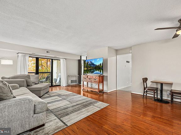 3rd image of 309 Yoakum Pkwy APT 212
