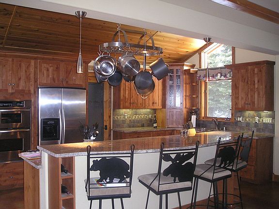 Chef's Kitchen with bar