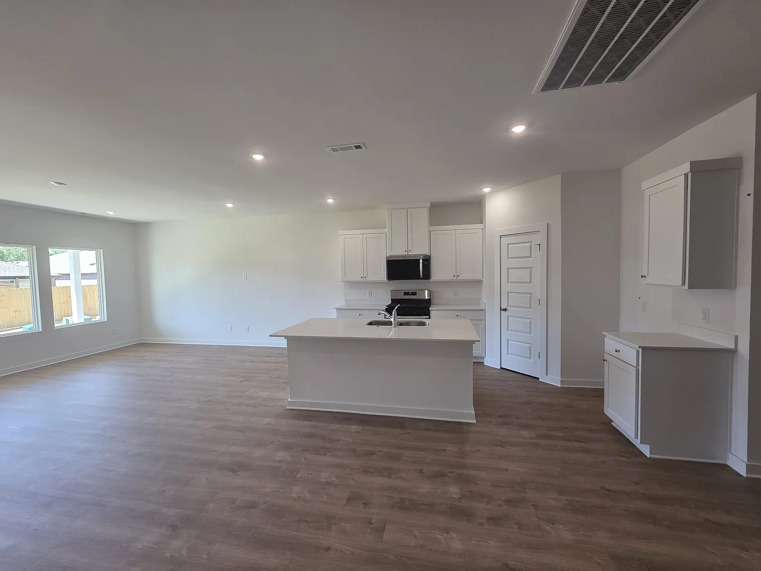 4 bed, 2313 sqft, $2,800 — Photo 4