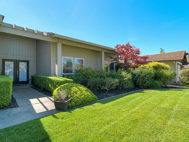 1228 Lantern Ct — Photo 3