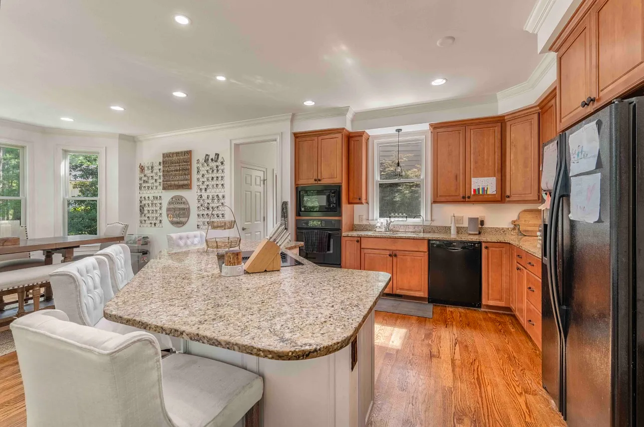 4 bed, 3190 sqft, $4,200 — Photo 3