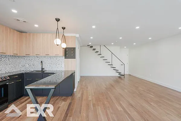 Rented by EXR | media 7