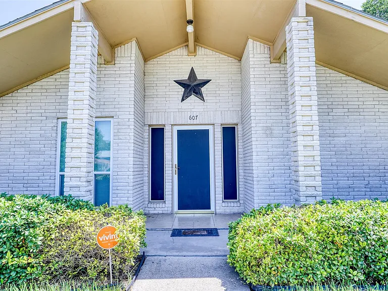 607 Rosewood Dr — Photo 2