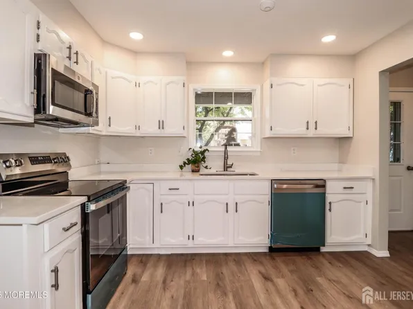 8 E Benjamin Franklin Dr, Monroe Township, NJ 08831