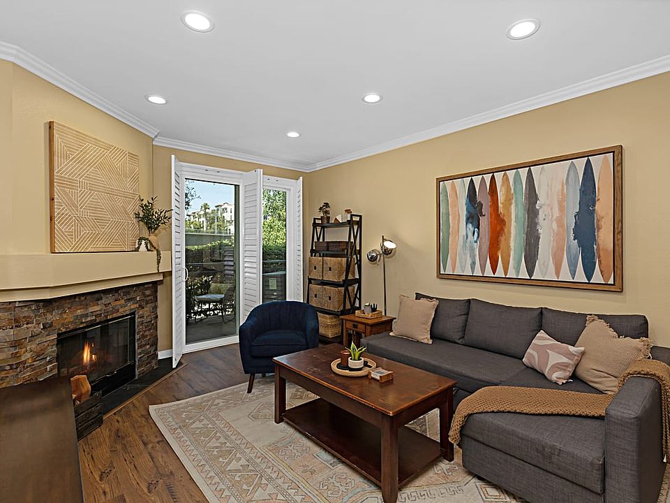 Living Room with fireplace