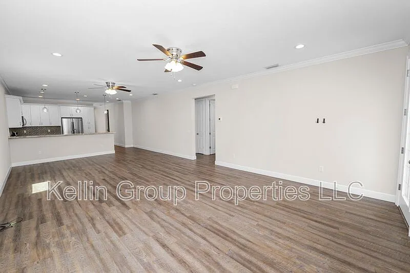 3 bed, 2.0 bath, 1800 sqft, $2,900 — Photo 3