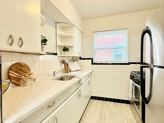 2nd image of 4637-4639 Jamieson Ave #4637