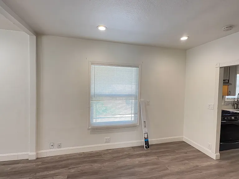 810 E Olive Ave — Photo 5
