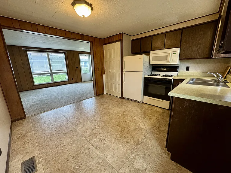 723 E Market St #B — Photo 6