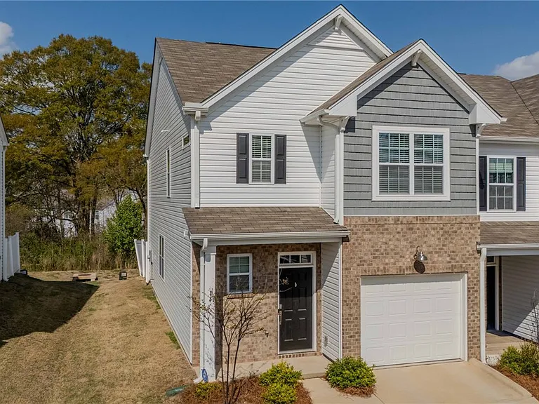 14 Loebner Ln — Photo 1
