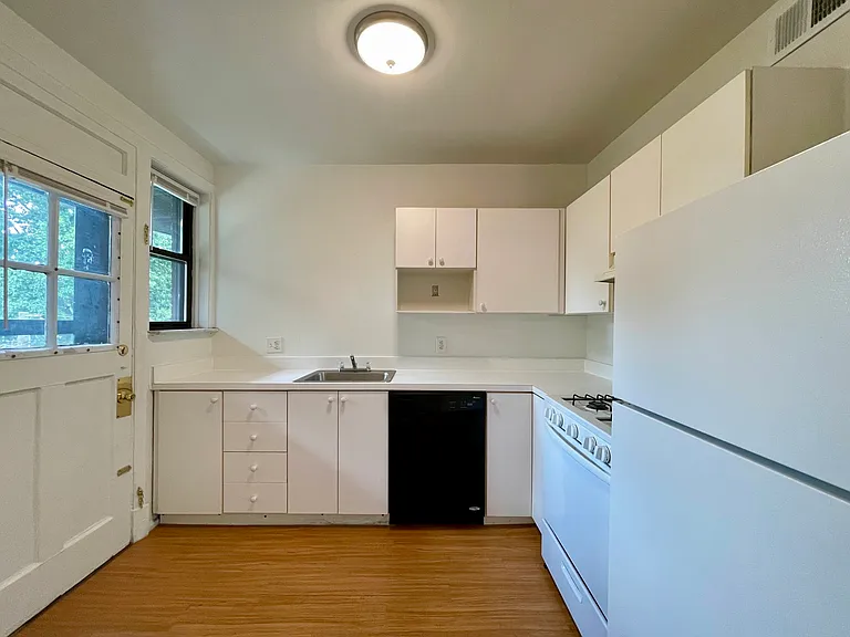 6240 Southwood Ave #2E — Photo 5