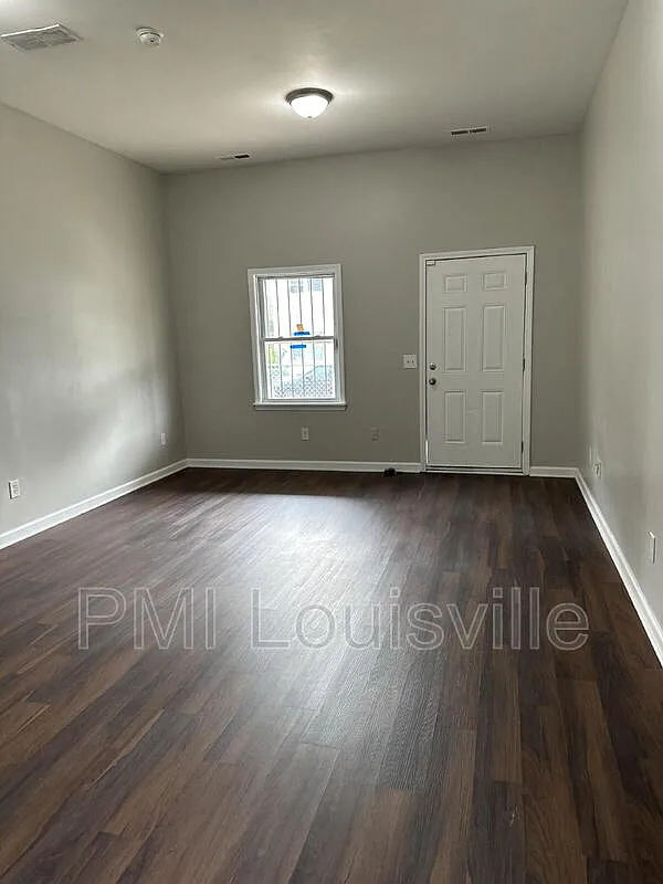 2 bed, 1.0 bath, 758 sqft, $899 — Photo 2