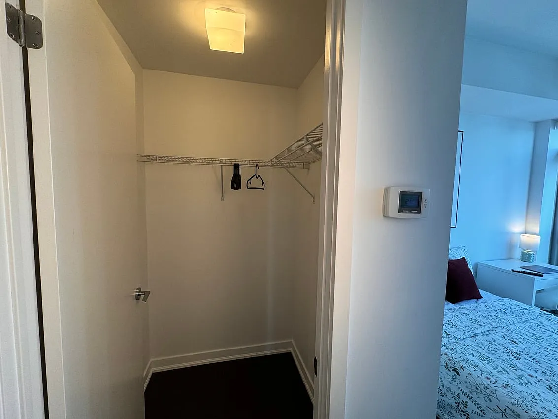 Master Room - York St & Bremner Blvd — Photo 4