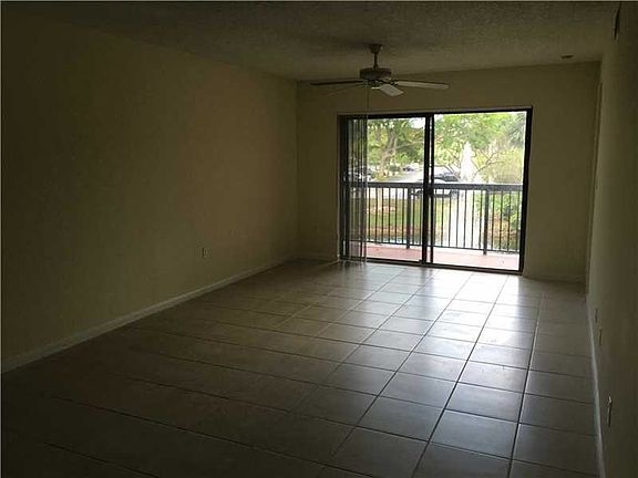 4th image of 9853 Nob Hill Ct