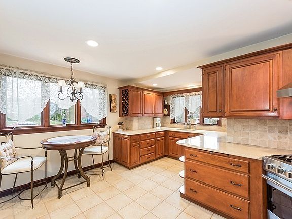 4th image of 62 Evergreen Ave