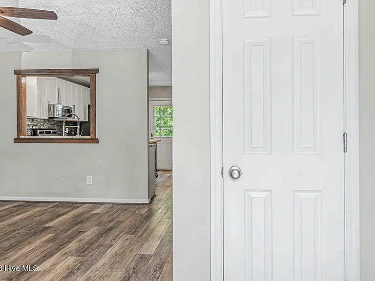 103 Meadowbrook Ln — Photo 3