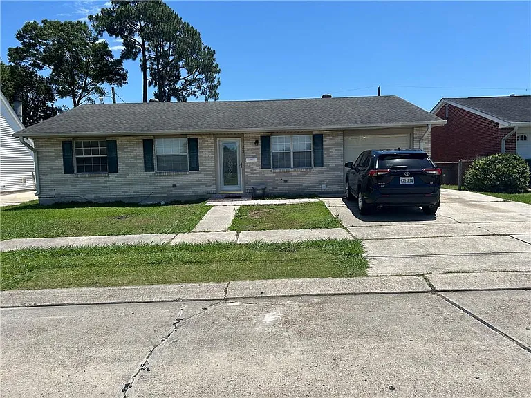 725 Oakwood Dr — Photo 1