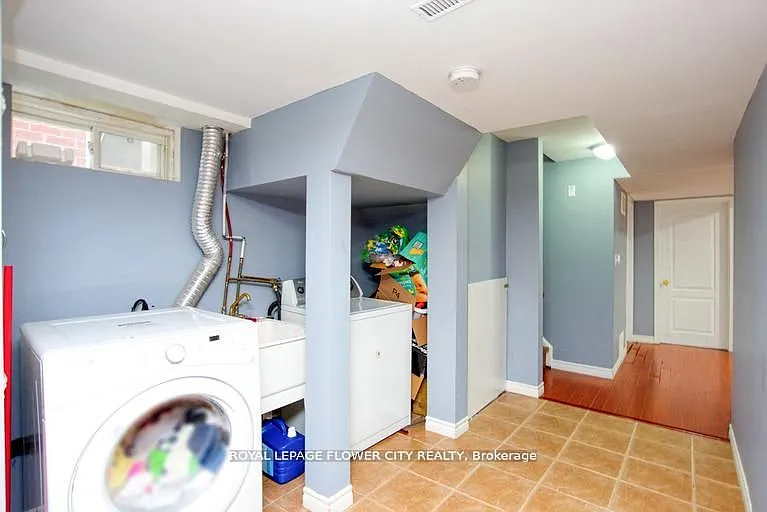 18 Saint Eugene St — Photo 13