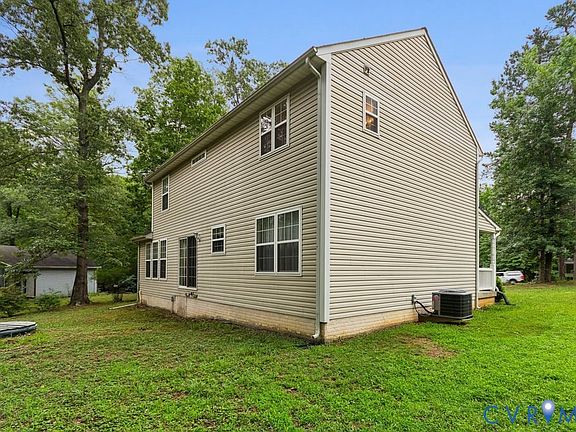 4th image of 83 Albertson Ct