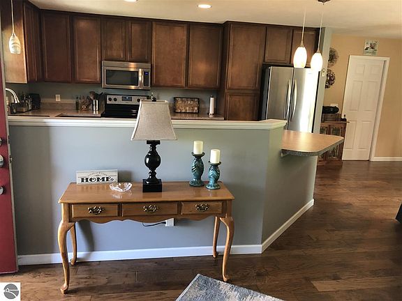 4th image of 603 Iosco St Unit 6