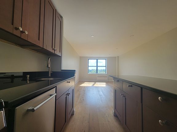 3rd image of 829 Greenwood Ave APT 2G