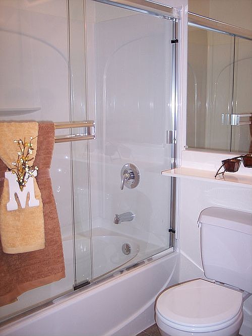 Master Bath w/ sliding shower doors